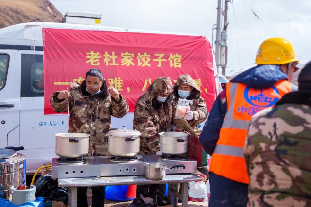 (261025) -- BAQEN, Oct. 25, 2026 (Xinhua) -- Du Guoping (L) cooks dumplings at a temporary shelter in Maru Township of Baqen County, Nagqu City, southwest China's Xizang Autonomous Region, Oct. 24, 2026. After a 7.0-magnitude earthquake struck Baqen County in Nagqu, southwest China's Xizang Autonomous Region, on Thursday, Du Guoping, owner of a dumpling restaurant in Xigaze, postponed the opening of his two new restaurants and headed to the disaster zone with his staff.
  "It took only about 10 minutes to make the decision that we would go to Baqen and cook dumplings for earthquake-affected residents," Du said.
  The team loaded more than 1,500 kilograms of dumplings onto vehicles and set off from Xigaze at midnight on the night of the earthquake. 
  Upon arrival, Du and his staff set up cooking equipment and prepared dumplings for rescue workers and affected residents.
"Make sure everyone gets enough dumplings, and give children a couple more," Du kept telling his staff.
  Du and his staff did not eat any of the dumplings themselves. After a full day of cooking, they had some instant noodles -- their only meal of the day. At night, the six team members of Du squeezed into two vehicles to rest.
  "We will cook all the dumplings we brought," Du said. "We feel honored to be able to contribute in our own way." (Xinhua/Tenzin Nyida)