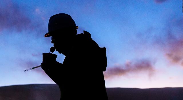 (261025) -- BAQEN, Oct. 25, 2026 (Xinhua) -- A rescuer eats dumplings at a temporary shelter in Maru Township of Baqen County, Nagqu City, southwest China's Xizang Autonomous Region, Oct. 24, 2026. After a 7.0-magnitude earthquake struck Baqen County in Nagqu, southwest China's Xizang Autonomous Region, on Thursday, Du Guoping, owner of a dumpling restaurant in Xigaze, postponed the opening of his two new restaurants and headed to the disaster zone with his staff.
  "It took only about 10 minutes to make the decision that we would go to Baqen and cook dumplings for earthquake-affected residents," Du said.
  The team loaded more than 1,500 kilograms of dumplings onto vehicles and set off from Xigaze at midnight on the night of the earthquake. 
  Upon arrival, Du and his staff set up cooking equipment and prepared dumplings for rescue workers and affected residents.
"Make sure everyone gets enough dumplings, and give children a couple more," Du kept telling his staff.
  Du and his staff did not eat any of the dumplings themselves. After a full day of cooking, they had some instant noodles -- their only meal of the day. At night, the six team members of Du squeezed into two vehicles to rest.
  "We will cook all the dumplings we brought," Du said. "We feel honored to be able to contribute in our own way." (Xinhua/Tenzin Nyida)