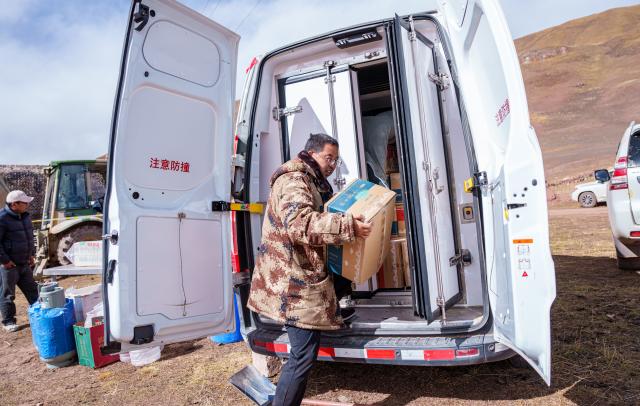(261025) -- BAQEN, Oct. 25, 2026 (Xinhua) -- Du Guoping unloads dumplings at a temporary shelter in Maru Township of Baqen County, Nagqu City, southwest China's Xizang Autonomous Region, Oct. 24, 2026. After a 7.0-magnitude earthquake struck Baqen County in Nagqu, southwest China's Xizang Autonomous Region, on Thursday, Du Guoping, owner of a dumpling restaurant in Xigaze, postponed the opening of his two new restaurants and headed to the disaster zone with his staff.
  "It took only about 10 minutes to make the decision that we would go to Baqen and cook dumplings for earthquake-affected residents," Du said.
  The team loaded more than 1,500 kilograms of dumplings onto vehicles and set off from Xigaze at midnight on the night of the earthquake. 
  Upon arrival, Du and his staff set up cooking equipment and prepared dumplings for rescue workers and affected residents.
"Make sure everyone gets enough dumplings, and give children a couple more," Du kept telling his staff.
  Du and his staff did not eat any of the dumplings themselves. After a full day of cooking, they had some instant noodles -- their only meal of the day. At night, the six team members of Du squeezed into two vehicles to rest.
  "We will cook all the dumplings we brought," Du said. "We feel honored to be able to contribute in our own way." (Xinhua/Tenzin Nyida)
