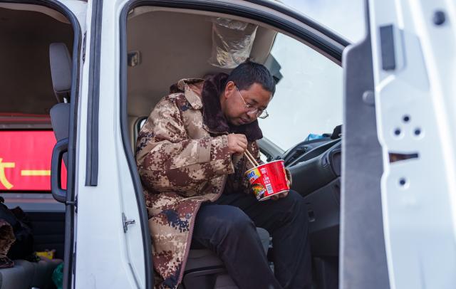 (261025) -- BAQEN, Oct. 25, 2026 (Xinhua) -- Du Guoping eats instant noodles at a temporary shelter in Maru Township of Baqen County, Nagqu City, southwest China's Xizang Autonomous Region, Oct. 24, 2026. After a 7.0-magnitude earthquake struck Baqen County in Nagqu, southwest China's Xizang Autonomous Region, on Thursday, Du Guoping, owner of a dumpling restaurant in Xigaze, postponed the opening of his two new restaurants and headed to the disaster zone with his staff.
  "It took only about 10 minutes to make the decision that we would go to Baqen and cook dumplings for earthquake-affected residents," Du said.
  The team loaded more than 1,500 kilograms of dumplings onto vehicles and set off from Xigaze at midnight on the night of the earthquake. 
  Upon arrival, Du and his staff set up cooking equipment and prepared dumplings for rescue workers and affected residents.
"Make sure everyone gets enough dumplings, and give children a couple more," Du kept telling his staff.
  Du and his staff did not eat any of the dumplings themselves. After a full day of cooking, they had some instant noodles -- their only meal of the day. At night, the six team members of Du squeezed into two vehicles to rest.
  "We will cook all the dumplings we brought," Du said. "We feel honored to be able to contribute in our own way." (Xinhua/Tenzin Nyida)