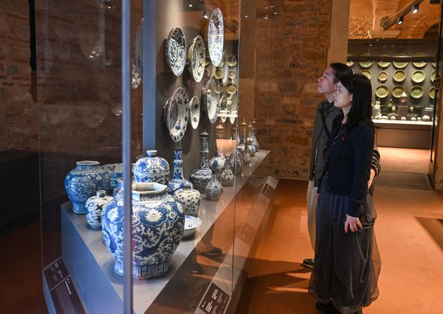 (261025) -- ISTANBUL, Oct. 25, 2026 (Xinhua) -- Visitors view Chinese porcelain exhibits at the newly opened Porcelain Museum within the Topkapi Palace in Istanbul, Türkiye, Oct. 25, 2026.
  Türkiye on Saturday inaugurated a new museum district within Istanbul's historic Topkapi Palace, where thousands of Chinese porcelain pieces are on display, reflecting centuries of cultural exchanges between China and Türkiye. 
   Restored into a historical neighborhood complete with its own streets and squares, the palace's former mint now houses the Porcelain Museum, which displays 5,300 pieces -- including 3,500 Chinese porcelains -- across 19 halls.
   Dating back to the 13th century, Chinese porcelains -- particularly those from Jingdezhen -- traveled along the ancient Silk Road to the Ottoman court. (Xinhua/Liu Lei)