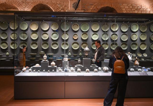 (261025) -- ISTANBUL, Oct. 25, 2026 (Xinhua) -- Visitors view Chinese porcelain exhibits at the newly opened Porcelain Museum within the Topkapi Palace in Istanbul, Türkiye, Oct. 25, 2026.
  Türkiye on Saturday inaugurated a new museum district within Istanbul's historic Topkapi Palace, where thousands of Chinese porcelain pieces are on display, reflecting centuries of cultural exchanges between China and Türkiye. 
   Restored into a historical neighborhood complete with its own streets and squares, the palace's former mint now houses the Porcelain Museum, which displays 5,300 pieces -- including 3,500 Chinese porcelains -- across 19 halls.
   Dating back to the 13th century, Chinese porcelains -- particularly those from Jingdezhen -- traveled along the ancient Silk Road to the Ottoman court. (Xinhua/Liu Lei)