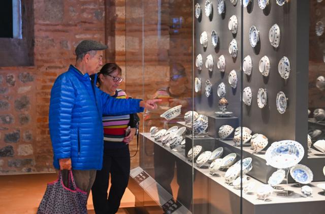 (261025) -- ISTANBUL, Oct. 25, 2026 (Xinhua) -- Visitors view Chinese porcelain exhibits at the newly opened Porcelain Museum within the Topkapi Palace in Istanbul, Türkiye, Oct. 25, 2026.
  Türkiye on Saturday inaugurated a new museum district within Istanbul's historic Topkapi Palace, where thousands of Chinese porcelain pieces are on display, reflecting centuries of cultural exchanges between China and Türkiye. 
   Restored into a historical neighborhood complete with its own streets and squares, the palace's former mint now houses the Porcelain Museum, which displays 5,300 pieces -- including 3,500 Chinese porcelains -- across 19 halls.
   Dating back to the 13th century, Chinese porcelains -- particularly those from Jingdezhen -- traveled along the ancient Silk Road to the Ottoman court. (Xinhua/Liu Lei)