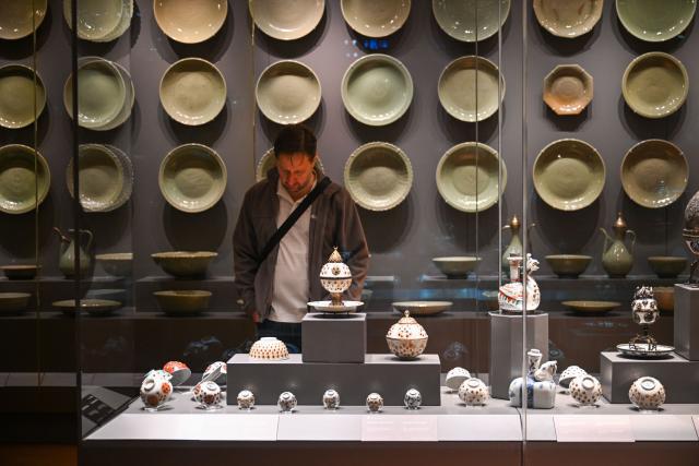 (261025) -- ISTANBUL, Oct. 25, 2026 (Xinhua) -- A visitor views Chinese porcelain exhibits at the newly opened Porcelain Museum within the Topkapi Palace in Istanbul, Türkiye, Oct. 25, 2026.
  Türkiye on Saturday inaugurated a new museum district within Istanbul's historic Topkapi Palace, where thousands of Chinese porcelain pieces are on display, reflecting centuries of cultural exchanges between China and Türkiye. 
   Restored into a historical neighborhood complete with its own streets and squares, the palace's former mint now houses the Porcelain Museum, which displays 5,300 pieces -- including 3,500 Chinese porcelains -- across 19 halls.
   Dating back to the 13th century, Chinese porcelains -- particularly those from Jingdezhen -- traveled along the ancient Silk Road to the Ottoman court. (Xinhua/Liu Lei)