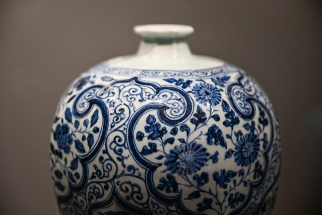 (261025) -- ISTANBUL, Oct. 25, 2026 (Xinhua) -- A piece of Chinese porcelain is on display at the newly opened Porcelain Museum within the Topkapi Palace in Istanbul, Türkiye, Oct. 25, 2026.
  Türkiye on Saturday inaugurated a new museum district within Istanbul's historic Topkapi Palace, where thousands of Chinese porcelain pieces are on display, reflecting centuries of cultural exchanges between China and Türkiye. 
   Restored into a historical neighborhood complete with its own streets and squares, the palace's former mint now houses the Porcelain Museum, which displays 5,300 pieces -- including 3,500 Chinese porcelains -- across 19 halls.
   Dating back to the 13th century, Chinese porcelains -- particularly those from Jingdezhen -- traveled along the ancient Silk Road to the Ottoman court. (Xinhua/Liu Lei)