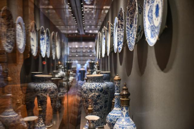 (261025) -- ISTANBUL, Oct. 25, 2026 (Xinhua) -- Chinese porcelain pieces are on display at the newly opened Porcelain Museum within the Topkapi Palace in Istanbul, Türkiye, Oct. 25, 2026.
  Türkiye on Saturday inaugurated a new museum district within Istanbul's historic Topkapi Palace, where thousands of Chinese porcelain pieces are on display, reflecting centuries of cultural exchanges between China and Türkiye. 
   Restored into a historical neighborhood complete with its own streets and squares, the palace's former mint now houses the Porcelain Museum, which displays 5,300 pieces -- including 3,500 Chinese porcelains -- across 19 halls.
   Dating back to the 13th century, Chinese porcelains -- particularly those from Jingdezhen -- traveled along the ancient Silk Road to the Ottoman court. (Xinhua/Liu Lei)