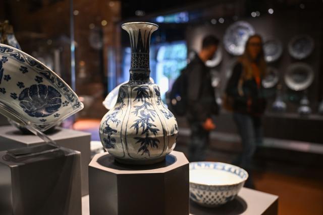 (261025) -- ISTANBUL, Oct. 25, 2026 (Xinhua) -- Chinese porcelain pieces are on display at the newly opened Porcelain Museum within the Topkapi Palace in Istanbul, Türkiye, Oct. 25, 2026.
  Türkiye on Saturday inaugurated a new museum district within Istanbul's historic Topkapi Palace, where thousands of Chinese porcelain pieces are on display, reflecting centuries of cultural exchanges between China and Türkiye. 
   Restored into a historical neighborhood complete with its own streets and squares, the palace's former mint now houses the Porcelain Museum, which displays 5,300 pieces -- including 3,500 Chinese porcelains -- across 19 halls.
   Dating back to the 13th century, Chinese porcelains -- particularly those from Jingdezhen -- traveled along the ancient Silk Road to the Ottoman court. (Xinhua/Liu Lei)