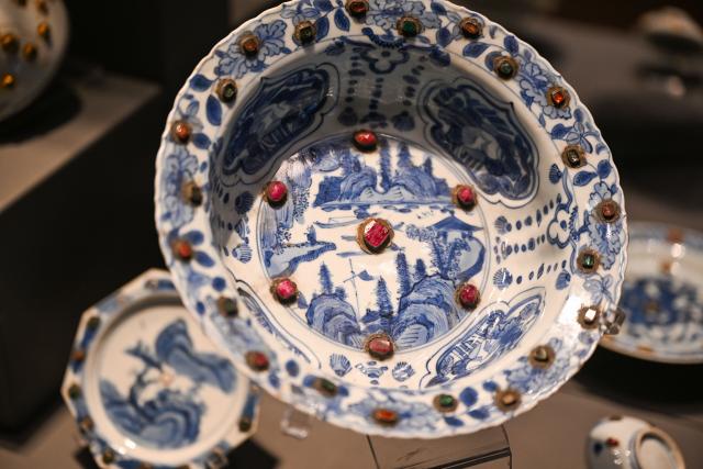 (261025) -- ISTANBUL, Oct. 25, 2026 (Xinhua) -- A piece of Chinese porcelain is on display at the newly opened Porcelain Museum within the Topkapi Palace in Istanbul, Türkiye, Oct. 25, 2026.
  Türkiye on Saturday inaugurated a new museum district within Istanbul's historic Topkapi Palace, where thousands of Chinese porcelain pieces are on display, reflecting centuries of cultural exchanges between China and Türkiye. 
   Restored into a historical neighborhood complete with its own streets and squares, the palace's former mint now houses the Porcelain Museum, which displays 5,300 pieces -- including 3,500 Chinese porcelains -- across 19 halls.
   Dating back to the 13th century, Chinese porcelains -- particularly those from Jingdezhen -- traveled along the ancient Silk Road to the Ottoman court. (Xinhua/Liu Lei)