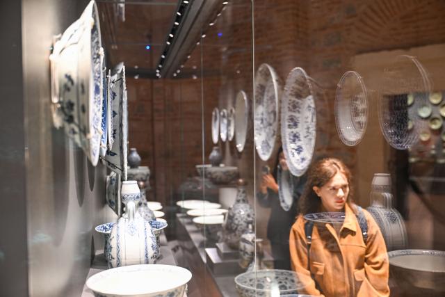 (261025) -- ISTANBUL, Oct. 25, 2026 (Xinhua) -- A visitor views Chinese porcelain exhibits at the newly opened Porcelain Museum within the Topkapi Palace in Istanbul, Türkiye, Oct. 25, 2026.
  Türkiye on Saturday inaugurated a new museum district within Istanbul's historic Topkapi Palace, where thousands of Chinese porcelain pieces are on display, reflecting centuries of cultural exchanges between China and Türkiye. 
   Restored into a historical neighborhood complete with its own streets and squares, the palace's former mint now houses the Porcelain Museum, which displays 5,300 pieces -- including 3,500 Chinese porcelains -- across 19 halls.
   Dating back to the 13th century, Chinese porcelains -- particularly those from Jingdezhen -- traveled along the ancient Silk Road to the Ottoman court. (Xinhua/Liu Lei)