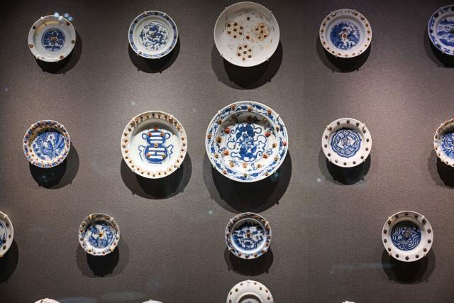 (261025) -- ISTANBUL, Oct. 25, 2026 (Xinhua) -- Chinese porcelain pieces are on display at the newly opened Porcelain Museum within the Topkapi Palace in Istanbul, Türkiye, Oct. 25, 2026.
  Türkiye on Saturday inaugurated a new museum district within Istanbul's historic Topkapi Palace, where thousands of Chinese porcelain pieces are on display, reflecting centuries of cultural exchanges between China and Türkiye. 
   Restored into a historical neighborhood complete with its own streets and squares, the palace's former mint now houses the Porcelain Museum, which displays 5,300 pieces -- including 3,500 Chinese porcelains -- across 19 halls.
   Dating back to the 13th century, Chinese porcelains -- particularly those from Jingdezhen -- traveled along the ancient Silk Road to the Ottoman court. (Xinhua/Liu Lei)
