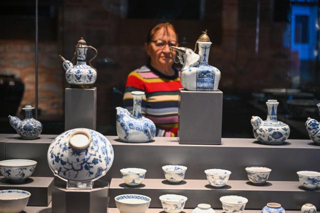 (261025) -- ISTANBUL, Oct. 25, 2026 (Xinhua) -- A visitor views Chinese porcelain exhibits at the newly opened Porcelain Museum within the Topkapi Palace in Istanbul, Türkiye, Oct. 25, 2026.
  Türkiye on Saturday inaugurated a new museum district within Istanbul's historic Topkapi Palace, where thousands of Chinese porcelain pieces are on display, reflecting centuries of cultural exchanges between China and Türkiye. 
   Restored into a historical neighborhood complete with its own streets and squares, the palace's former mint now houses the Porcelain Museum, which displays 5,300 pieces -- including 3,500 Chinese porcelains -- across 19 halls.
   Dating back to the 13th century, Chinese porcelains -- particularly those from Jingdezhen -- traveled along the ancient Silk Road to the Ottoman court. (Xinhua/Liu Lei)