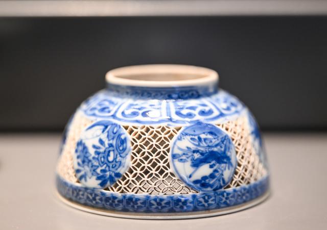 (261025) -- ISTANBUL, Oct. 25, 2026 (Xinhua) -- A piece of Chinese porcelain is on display at the newly opened Porcelain Museum within the Topkapi Palace in Istanbul, Türkiye, Oct. 25, 2026.
  Türkiye on Saturday inaugurated a new museum district within Istanbul's historic Topkapi Palace, where thousands of Chinese porcelain pieces are on display, reflecting centuries of cultural exchanges between China and Türkiye. 
   Restored into a historical neighborhood complete with its own streets and squares, the palace's former mint now houses the Porcelain Museum, which displays 5,300 pieces -- including 3,500 Chinese porcelains -- across 19 halls.
   Dating back to the 13th century, Chinese porcelains -- particularly those from Jingdezhen -- traveled along the ancient Silk Road to the Ottoman court. (Xinhua/Liu Lei)