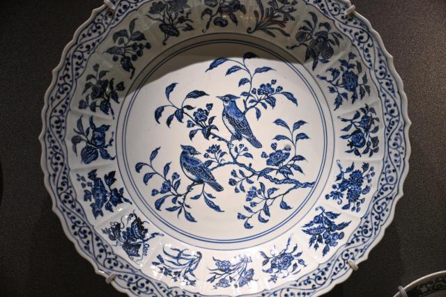(261025) -- ISTANBUL, Oct. 25, 2026 (Xinhua) -- A piece of Chinese porcelain is on display at the newly opened Porcelain Museum within the Topkapi Palace in Istanbul, Türkiye, Oct. 25, 2026.
  Türkiye on Saturday inaugurated a new museum district within Istanbul's historic Topkapi Palace, where thousands of Chinese porcelain pieces are on display, reflecting centuries of cultural exchanges between China and Türkiye. 
   Restored into a historical neighborhood complete with its own streets and squares, the palace's former mint now houses the Porcelain Museum, which displays 5,300 pieces -- including 3,500 Chinese porcelains -- across 19 halls.
   Dating back to the 13th century, Chinese porcelains -- particularly those from Jingdezhen -- traveled along the ancient Silk Road to the Ottoman court. (Xinhua/Liu Lei)
