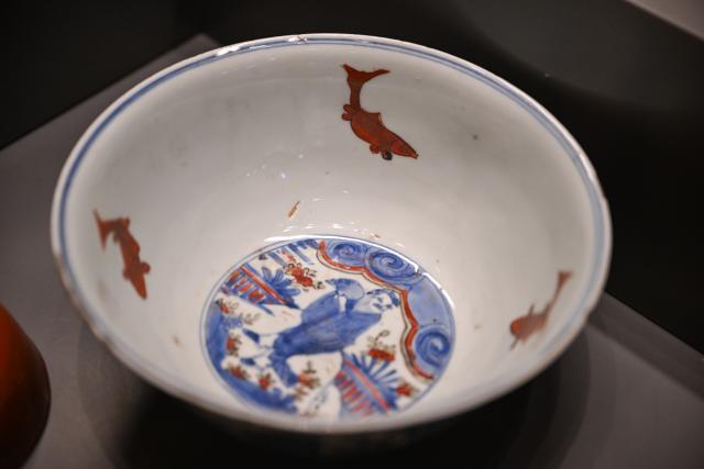(261025) -- ISTANBUL, Oct. 25, 2026 (Xinhua) -- A piece of Chinese porcelain is on display at the newly opened Porcelain Museum within the Topkapi Palace in Istanbul, Türkiye, Oct. 25, 2026.
  Türkiye on Saturday inaugurated a new museum district within Istanbul's historic Topkapi Palace, where thousands of Chinese porcelain pieces are on display, reflecting centuries of cultural exchanges between China and Türkiye. 
   Restored into a historical neighborhood complete with its own streets and squares, the palace's former mint now houses the Porcelain Museum, which displays 5,300 pieces -- including 3,500 Chinese porcelains -- across 19 halls.
   Dating back to the 13th century, Chinese porcelains -- particularly those from Jingdezhen -- traveled along the ancient Silk Road to the Ottoman court. (Xinhua/Liu Lei)