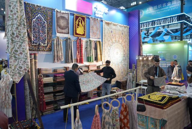 (261025) -- XI'AN, Oct. 25, 2026 (Xinhua) -- People select commodities at the booth of Qatar during the 33rd China Yangling Agricultural Hi-tech Fair in Yangling, northwest China's Shaanxi Province, Oct. 25, 2026. Under the theme of "A New Future of Agriculture with New Quality Productive Forces," the 33rd China Yangling Agricultural Hi-tech Fair opened in Yangling on Sunday, alongside the 2026 Shanghai Cooperation Organization (SCO) Agricultural Expo.
  Covering a total exhibition area of 140,000 square meters, this year's fair features nine exhibition zones showcasing agricultural high-tech achievements, international agricultural cooperation, Shaanxi's modern agriculture and the promotion of practical agricultural technologies, among other areas. The fair runs until Oct. 29. (Xinhua/Shao Rui)