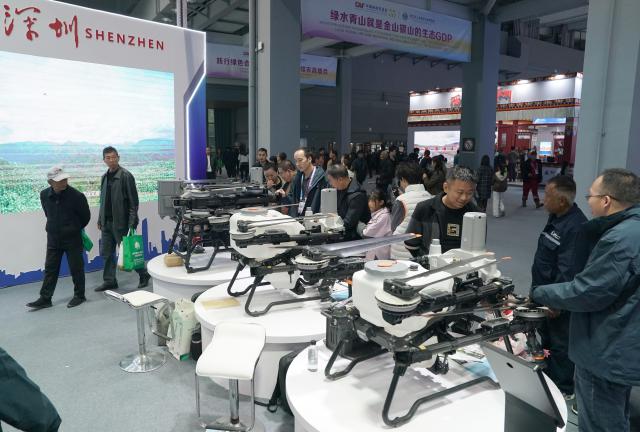 (261025) -- XI'AN, Oct. 25, 2026 (Xinhua) -- Visitors view agricultural drones at the 33rd China Yangling Agricultural Hi-tech Fair in Yangling, northwest China's Shaanxi Province, Oct. 25, 2026. Under the theme of "A New Future of Agriculture with New Quality Productive Forces," the 33rd China Yangling Agricultural Hi-tech Fair opened in Yangling on Sunday, alongside the 2026 Shanghai Cooperation Organization (SCO) Agricultural Expo.
  Covering a total exhibition area of 140,000 square meters, this year's fair features nine exhibition zones showcasing agricultural high-tech achievements, international agricultural cooperation, Shaanxi's modern agriculture and the promotion of practical agricultural technologies, among other areas. The fair runs until Oct. 29. (Xinhua/Shao Rui)