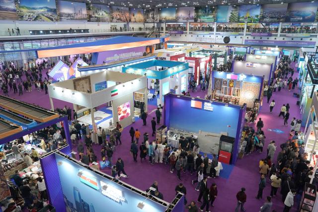(261025) -- XI'AN, Oct. 25, 2026 (Xinhua) -- People visit the 33rd China Yangling Agricultural Hi-tech Fair in Yangling, northwest China's Shaanxi Province, Oct. 25, 2026. Under the theme of "A New Future of Agriculture with New Quality Productive Forces," the 33rd China Yangling Agricultural Hi-tech Fair opened in Yangling on Sunday, alongside the 2026 Shanghai Cooperation Organization (SCO) Agricultural Expo.
  Covering a total exhibition area of 140,000 square meters, this year's fair features nine exhibition zones showcasing agricultural high-tech achievements, international agricultural cooperation, Shaanxi's modern agriculture and the promotion of practical agricultural technologies, among other areas. The fair runs until Oct. 29. (Xinhua/Shao Rui)