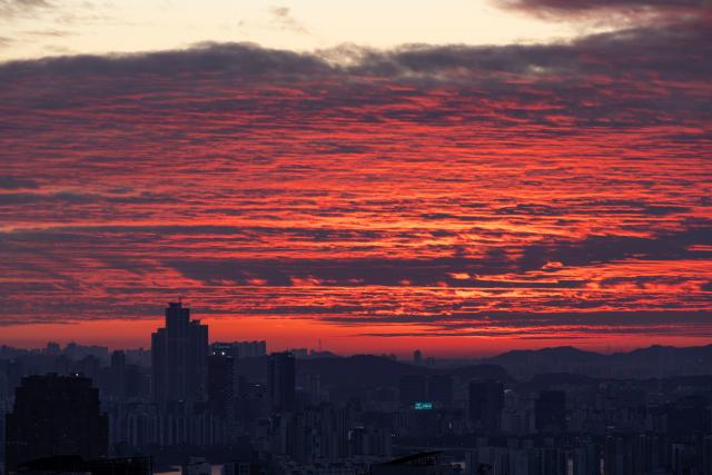(261025) -- SEOUL, Oct. 25, 2026 (Xinhua) -- This photo taken on Oct. 25, 2026 shows a view at sunset in Seoul, South Korea. (Photo by Jun Hyosang/Xinhua)