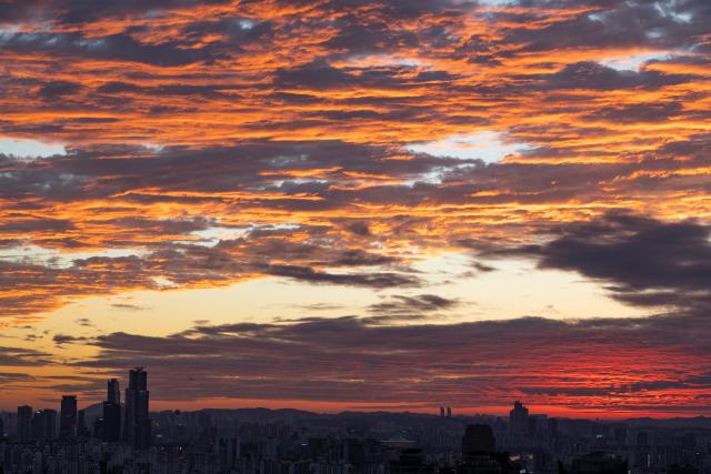 (261025) -- SEOUL, Oct. 25, 2026 (Xinhua) -- This photo taken on Oct. 25, 2026 shows a view at sunset in Seoul, South Korea. (Photo by Jun Hyosang/Xinhua)