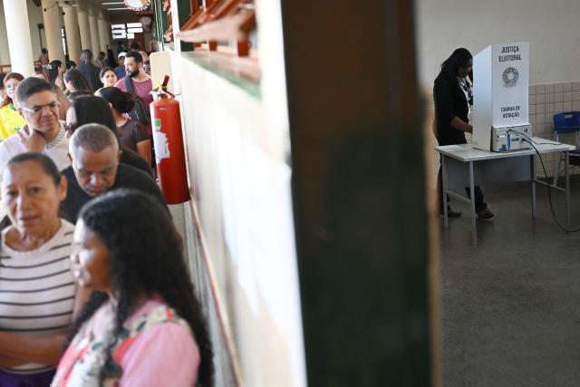 (261025) -- BRASILIA, Oct. 25, 2026 (Xinhua) -- Voters wait to cast their ballots at a polling station in Brasilia, Brazil, Oct. 25, 2026. Voting in the second round of Brazil's 2026 presidential election officially began at 8 a.m. local time (1100 GMT) on Sunday, with polling stations across the nation set to close at 5 p.m. local time (2000 GMT).
   Incumbent President Luiz Inacio Lula da Silva of the ruling Workers' Party faces Flavio Bolsonaro, the Liberal Party candidate and son of former President Jair Bolsonaro, in the runoff after the two topped the first-round vote. (Photo by Lucio Tavora/Xinhua)