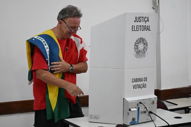 (261025) -- BRASILIA, Oct. 25, 2026 (Xinhua) -- A voter casts a ballot at a polling station in Brasilia, Brazil, Oct. 25, 2026. Voting in the second round of Brazil's 2026 presidential election officially began at 8 a.m. local time (1100 GMT) on Sunday, with polling stations across the nation set to close at 5 p.m. local time (2000 GMT).
   Incumbent President Luiz Inacio Lula da Silva of the ruling Workers' Party faces Flavio Bolsonaro, the Liberal Party candidate and son of former President Jair Bolsonaro, in the runoff after the two topped the first-round vote. (Photo by Lucio Tavora/Xinhua)