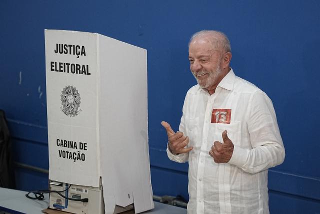 (261025) -- SAO PAULO, Oct. 25, 2026 (Xinhua) -- Brazilian incumbent President Luiz Inacio Lula da Silva, presidential candidate of the ruling Workers' Party, poses for a photo after casting his ballot at a polling station in Sao Bernardo do Campo, Brazil, Oct. 25, 2026. Voting in the second round of Brazil's 2026 presidential election officially began at 8 a.m. local time (1100 GMT) on Sunday, with polling stations across the nation set to close at 5 p.m. local time (2000 GMT).
   Incumbent President Luiz Inacio Lula da Silva of the ruling Workers' Party faces Flavio Bolsonaro, the Liberal Party candidate and son of former President Jair Bolsonaro, in the runoff after the two topped the first-round vote. (Photo by Paulo Lopes/Xinhua)