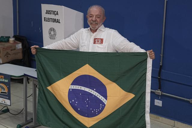 (261025) -- SAO PAULO, Oct. 25, 2026 (Xinhua) -- Brazilian incumbent President Luiz Inacio Lula da Silva, presidential candidate of the ruling Workers' Party, displays a national flag of Brazil after casting his ballot at a polling station in Sao Bernardo do Campo, Brazil, Oct. 25, 2026. Voting in the second round of Brazil's 2026 presidential election officially began at 8 a.m. local time (1100 GMT) on Sunday, with polling stations across the nation set to close at 5 p.m. local time (2000 GMT).
   Incumbent President Luiz Inacio Lula da Silva of the ruling Workers' Party faces Flavio Bolsonaro, the Liberal Party candidate and son of former President Jair Bolsonaro, in the runoff after the two topped the first-round vote. (Photo by Paulo Lopes/Xinhua)