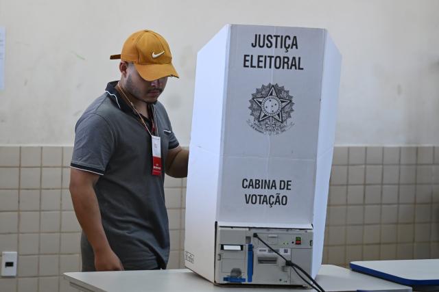 (261025) -- BRASILIA, Oct. 25, 2026 (Xinhua) -- A voter casts a ballot at a polling station in Brasilia, Brazil, Oct. 25, 2026. Voting in the second round of Brazil's 2026 presidential election officially began at 8 a.m. local time (1100 GMT) on Sunday, with polling stations across the nation set to close at 5 p.m. local time (2000 GMT).
   Incumbent President Luiz Inacio Lula da Silva of the ruling Workers' Party faces Flavio Bolsonaro, the Liberal Party candidate and son of former President Jair Bolsonaro, in the runoff after the two topped the first-round vote. (Photo by Lucio Tavora/Xinhua)