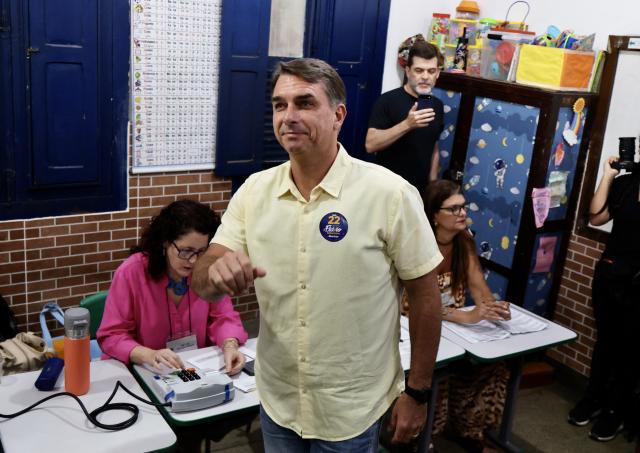 (261025) -- RIO DE JANEIRO, Oct. 25, 2026 (Xinhua) -- Flavio Bolsonaro (C), presidential candidate of Brazil's Liberal Party, prepares to cast his ballot at a polling station in Rio de Janeiro, Brazil, Oct. 25, 2026. Voting in the second round of Brazil's 2026 presidential election officially began at 8 a.m. local time (1100 GMT) on Sunday, with polling stations across the nation set to close at 5 p.m. local time (2000 GMT).
   Incumbent President Luiz Inacio Lula da Silva of the ruling Workers' Party faces Flavio Bolsonaro, the Liberal Party candidate and son of former President Jair Bolsonaro, in the runoff after the two topped the first-round vote. (Xinhua/Jin Haoyuan)