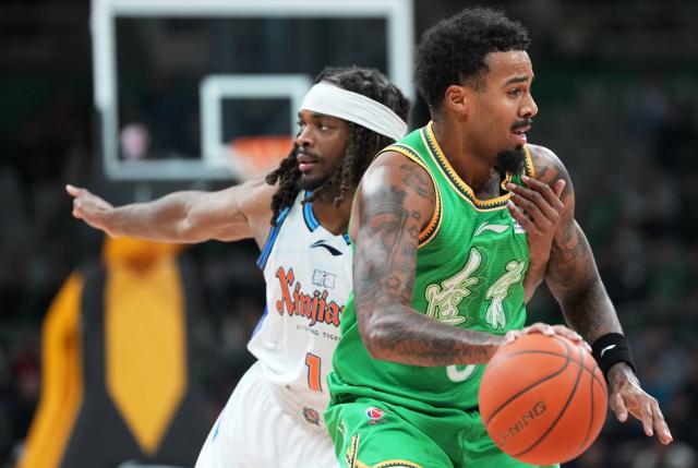 (261025) -- SHENYANG, Oct. 25, 2026 (Xinhua) -- Cameron Young (L) of Xinjiang Flying Tigers tries to block Kyler Edwards of Liaoning Flying Leopards during the 4th round regular season match between Liaoning Flying Leopards and Xinjiang Flying Tigers at the 2026-2027 Chinese Basketball Association (CBA) league in Shenyang, northeast China's Liaoning Province, Oct. 25, 2026. (Xinhua/Li Gang)