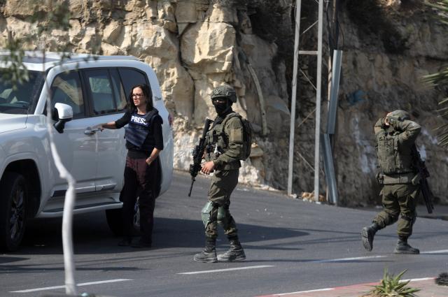 (261025) -- HEBRON, Oct. 25, 2026 (Xinhua) -- Israeli soldiers patrol during a military operation in the West Bank city of Hebron, on Oct. 25, 2026. Israeli military operations continue in Hebron for the third consecutive day, amid ongoing closures and military movements. (Photo by Mamoun Wazwaz/Xinhua)