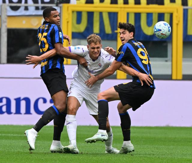 (261026) -- MILAN, Oct. 26, 2026 (Xinhua) -- Inter Milan's Manuel Akanji (L) and Alessandro Bastoni (R) vies with Fiorentina's Mateo Pellegrino during a Serie A football match between Inter Milan and Fiorentina in Milan, Italy, Oct. 25, 2026. (Photo by Alberto Lingria/Xinhua)