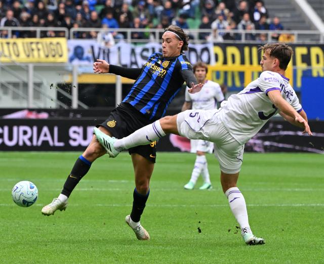 (261026) -- MILAN, Oct. 26, 2026 (Xinhua) -- Inter Milan's Pio Esposito (L) vies with Fiorentina's Marin Pongracic during a Serie A football match between Inter Milan and Fiorentina in Milan, Italy, Oct. 25, 2026. (Photo by Alberto Lingria/Xinhua)
