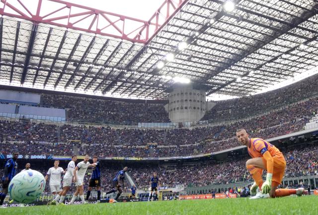 (261026) -- MILAN, Oct. 26, 2026 (Xinhua) -- Fiorentina's goalkeeper David de Gea (front) fails to block the ball during a Serie A football match between Inter Milan and Fiorentina in Milan, Italy, Oct. 25, 2026. (Photo by Alberto Lingria/Xinhua)