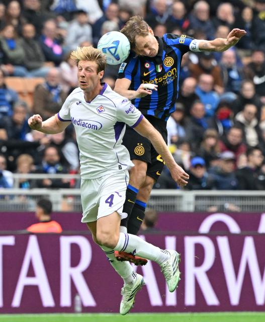 (261026) -- MILAN, Oct. 26, 2026 (Xinhua) -- Inter Milan's Nicolo Barella (R) vies with Fiorentina's Marco Brescianini during a Serie A football match between Inter Milan and Fiorentina in Milan, Italy, Oct. 25, 2026. (Photo by Alberto Lingria/Xinhua)