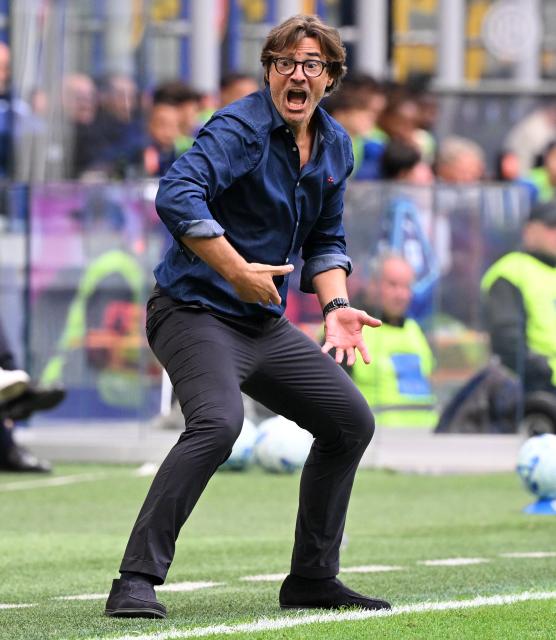 (261026) -- MILAN, Oct. 26, 2026 (Xinhua) -- Fiorentina's head coach Paolo Vanoli gestures during a Serie A football match between Inter Milan and Fiorentina in Milan, Italy, Oct. 25, 2026. (Photo by Alberto Lingria/Xinhua)