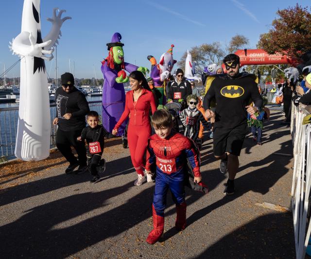 (261026) -- HAMILTON, Oct. 26, 2026 (Xinhua) -- Dressed-up children with their parents take part in the 2026 Halloween Races in Hamilton, Ontario, Canada, on Oct. 25, 2026. About 500 participants took part in this annual event on Sunday, competing in either 1 km, 5 km or 10 km race. (Photo by Zou Zheng/Xinhua)