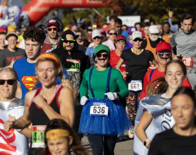 (261026) -- HAMILTON, Oct. 26, 2026 (Xinhua) -- Dressed-up participants take part in the 2026 Halloween Races in Hamilton, Ontario, Canada, on Oct. 25, 2026. About 500 participants took part in this annual event on Sunday, competing in either 1 km, 5 km or 10 km race. (Photo by Zou Zheng/Xinhua)