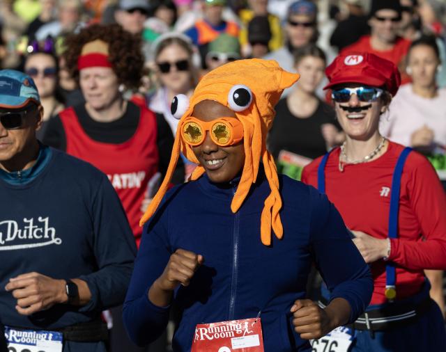 (261026) -- HAMILTON, Oct. 26, 2026 (Xinhua) -- Dressed-up participants take part in the 2026 Halloween Races in Hamilton, Ontario, Canada, on Oct. 25, 2026. About 500 participants took part in this annual event on Sunday, competing in either 1 km, 5 km or 10 km race. (Photo by Zou Zheng/Xinhua)