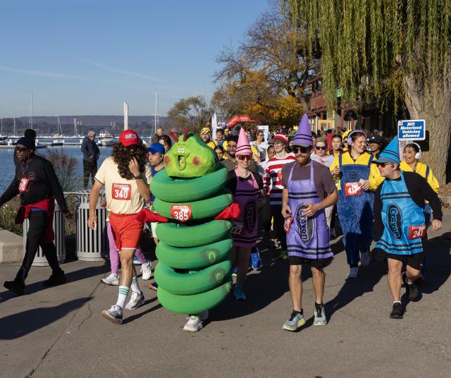 (261026) -- HAMILTON, Oct. 26, 2026 (Xinhua) -- Dressed-up participants take part in the 2026 Halloween Races in Hamilton, Ontario, Canada, on Oct. 25, 2026. About 500 participants took part in this annual event on Sunday, competing in either 1 km, 5 km or 10 km race. (Photo by Zou Zheng/Xinhua)