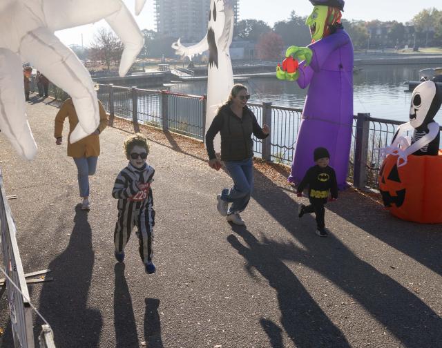 (261026) -- HAMILTON, Oct. 26, 2026 (Xinhua) -- Dressed-up children with their parents take part in the 2026 Halloween Races in Hamilton, Ontario, Canada, on Oct. 25, 2026. About 500 participants took part in this annual event on Sunday, competing in either 1 km, 5 km or 10 km race. (Photo by Zou Zheng/Xinhua)