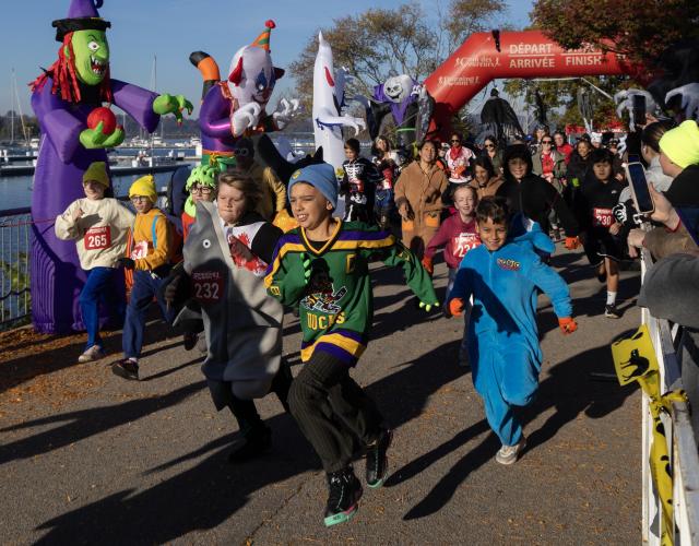 (261026) -- HAMILTON, Oct. 26, 2026 (Xinhua) -- Dressed-up participants take part in the 2026 Halloween Races in Hamilton, Ontario, Canada, on Oct. 25, 2026. About 500 participants took part in this annual event on Sunday, competing in either 1 km, 5 km or 10 km race. (Photo by Zou Zheng/Xinhua)