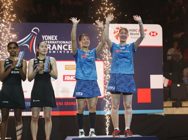 (261026) -- PARIS, Oct. 26, 2026 (Xinhua) -- Fukushima Yuki (2nd R)/Matsumoto Mayu (1st R) of Japan and Pearly Tan (2nd L)/Thinaah Muralitharan of Malaysia are seen at the awarding ceremony after their women's doubles final match at the French Open badminton tournament in Paris, France, Oct. 25, 2026. (Xinhua/Wu Huiwo)