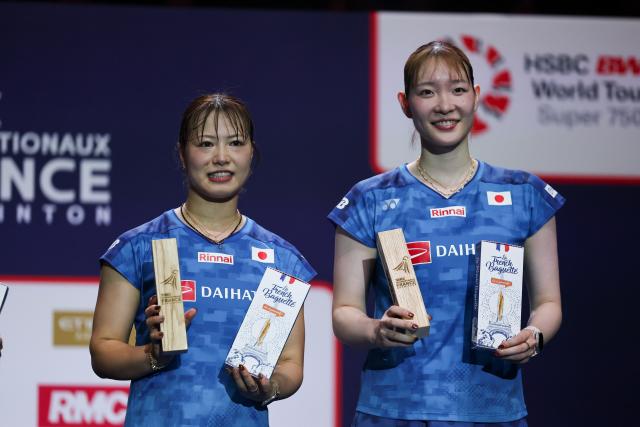 (261026) -- PARIS, Oct. 26, 2026 (Xinhua) -- Fukushima Yuki (L)/Matsumoto Mayu of Japan pose at the awarding ceremony after the women's doubles final match between Fukushima Yuki/Matsumoto Mayu of Japan and Pearly Tan/Thinaah Muralitharan of Malaysia at the French Open badminton tournament in Paris, France, Oct. 25, 2026. (Xinhua/Wu Huiwo)