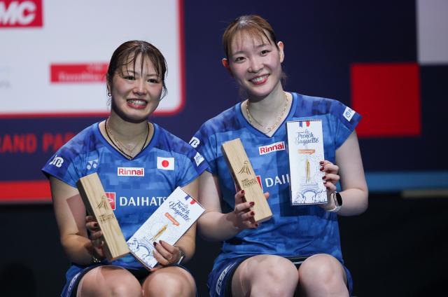 (261026) -- PARIS, Oct. 26, 2026 (Xinhua) -- Fukushima Yuki (L)/Matsumoto Mayu of Japan pose at the awarding ceremony for the women's doubles final match between Fukushima Yuki/Matsumoto Mayu of Japan and Pearly Tan/Thinaah Muralitharan of Malaysia at the French Open badminton tournament in Paris, France, Oct. 25, 2026. (Xinhua/Wu Huiwo)