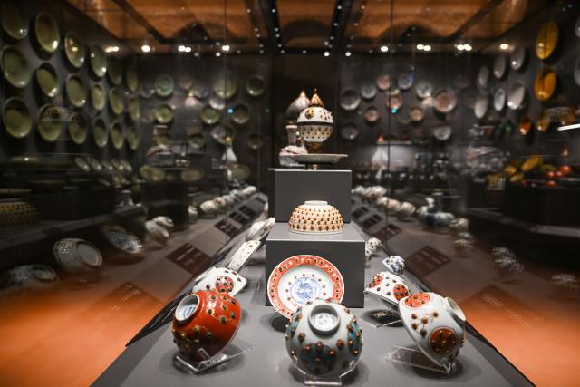 (261026) -- BEIJING, Oct. 26, 2026 (Xinhua) -- Chinese porcelain pieces are on display at the newly opened Porcelain Museum within the Topkapi Palace in Istanbul, Türkiye, Oct. 25, 2026.
  Türkiye on Saturday inaugurated a new museum district within Istanbul's historic Topkapi Palace, where thousands of Chinese porcelain pieces are on display, reflecting centuries of cultural exchanges between China and Türkiye. (Xinhua/Liu Lei)