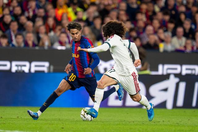 (261026) -- BARCELONA, Oct. 26, 2026 (Xinhua) -- FC Barcelona's player Lamine Yamal (L) vies with Real Madrid CF's player Marc Cucurella during the La Liga football match between FC Barcelona and Real Madrid CF in Barcelona, Spain, on Oct. 25, 2026. (Photo by Joan Gosa/Xinhua)