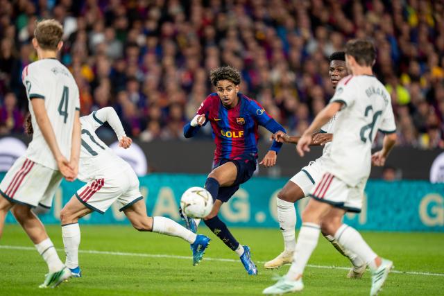 (261026) -- BARCELONA, Oct. 26, 2026 (Xinhua) -- FC Barcelona's player Lamine Yamal (C) crosses the ball during the La Liga football match between FC Barcelona and Real Madrid CF in Barcelona, Spain, on Oct. 25, 2026. (Photo by Joan Gosa/Xinhua)