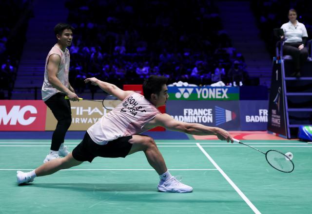 (261026) -- PARIS, Oct. 26, 2026 (Xinhua) -- Goh Sze Fei (R)/Nur Izzuddin of Malaysia compete during the men's doubles final match between Man Wei Chong/Tee Kai Wun of Malaysia and Goh Sze Fei/Nur Izzuddin of Malaysia at the French Open badminton tournament in Paris, France, Oct. 25, 2026. (Xinhua/Wu Huiwo)