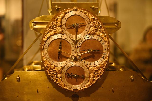 (261026) -- LONDON, Oct. 26, 2026 (Xinhua) -- This photo taken on Oct. 25, 2026 shows a close-up view of a replica of John Harrison's H1 marine timekeeper at the Royal Observatory in Greenwich, London, Britain. Completed in 1735, H1 was Harrison's first experimental marine timekeeper, designed to help solve the problem of determining longitude at sea. The Royal Observatory in Greenwich was founded in 1675 to improve navigation at sea through astronomical observations and help ships determine their longitude. As the home of Greenwich Mean Time, it holds an important place in the history of astronomy, precision timekeeping and navigation. In 1884, the meridian passing through the observatory was adopted as the international Prime Meridian, establishing a common reference for measuring longitude worldwide. This historic line is still marked at the observatory today. (Xinhua/Li Mangmang)